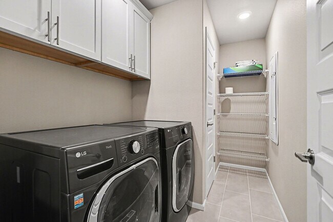 Building Photo - 4 bed 2.5 bath spacious home available for move in NOW