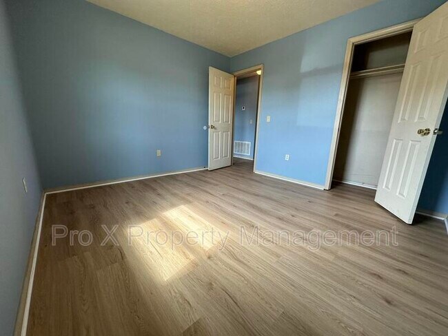 Building Photo - 121 Elm St