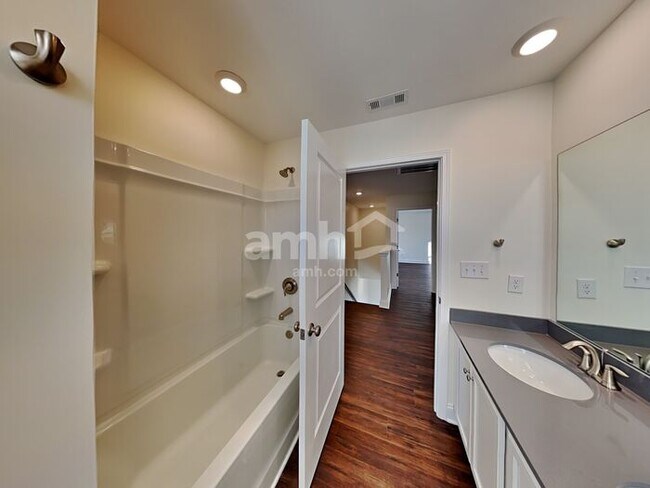 Building Photo - 2068 Williamshire Ln