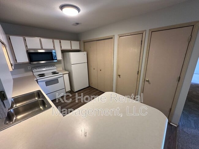 Building Photo - 2128 Highridge Dr