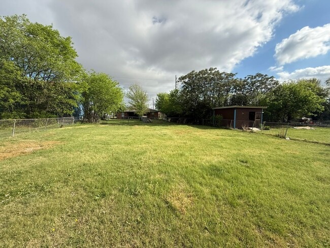 Building Photo - Updated 3-bedroom house with HUGE YARD!! $500 off 1st Month’s Rent!!