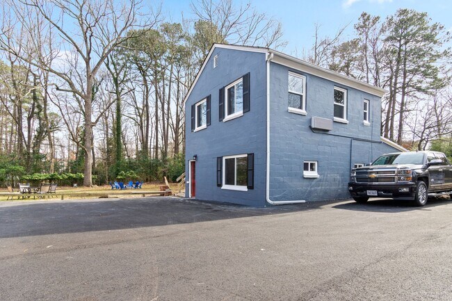 Building Photo - Rare 1 Bedroom Apartment in Williamsburg, VA | Pet-Friendly Rental