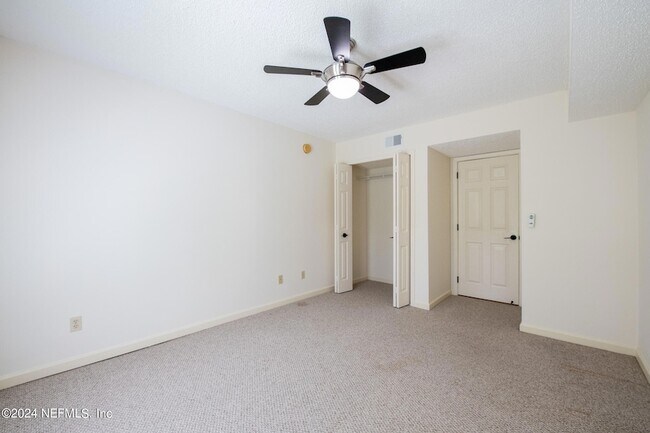 Building Photo - 13715 Richmond Park Dr N