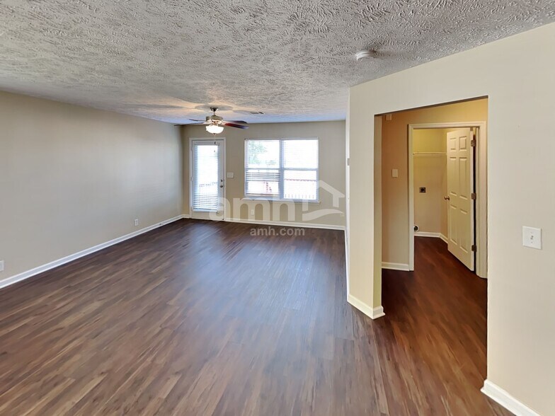 Building Photo - 313 School House Ct