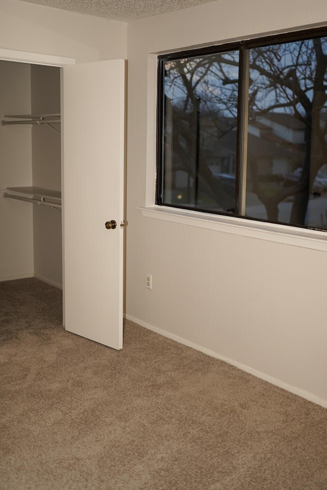 Building Photo - Room in House on Corona Dr