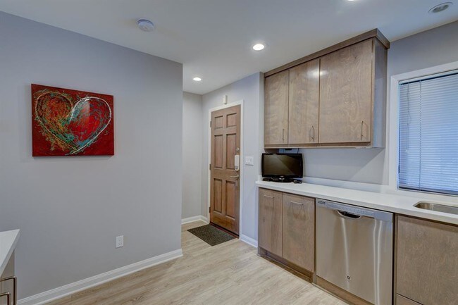 Building Photo - 668 S Ripple Creek Dr