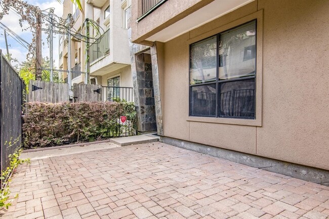 Building Photo - 5227 Lillian St