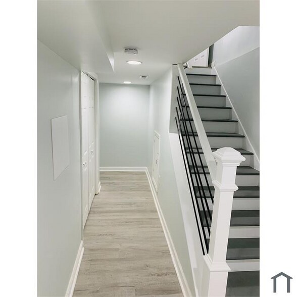 Building Photo - 820 N Lakewood Ave