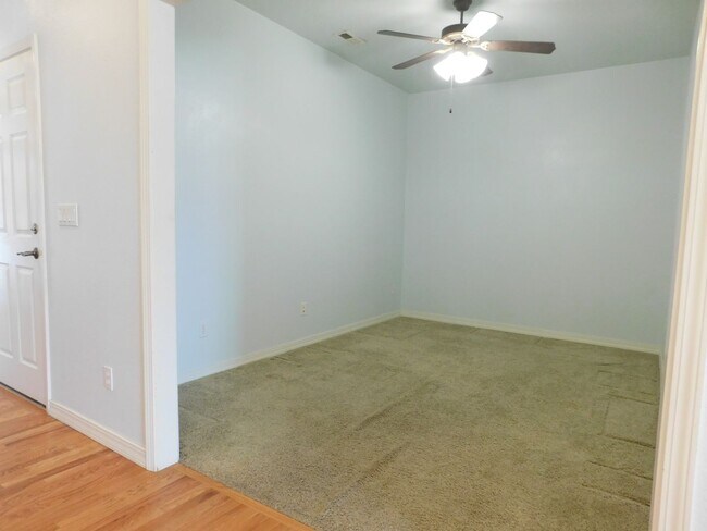 Building Photo - Quiet Neighborhood!