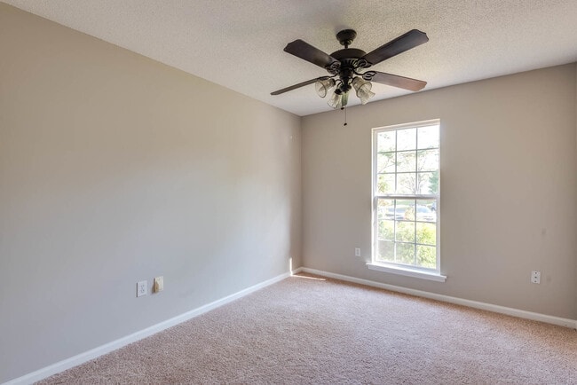 Building Photo - Ranch Home in great school district!
