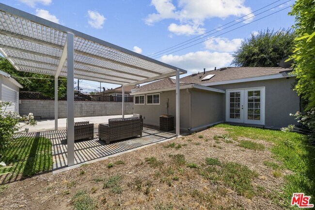 Building Photo - 923 W Orange Grove Ave