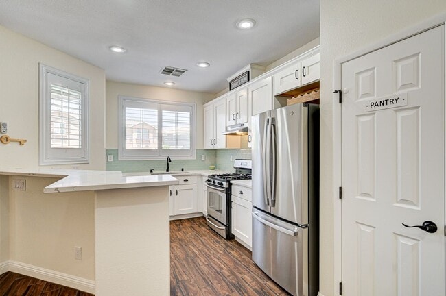 Building Photo - Stylish Townhome with Private Patio!