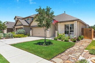 Building Photo - "Charming 3-Bedroom Retreat with 2 Baths i...