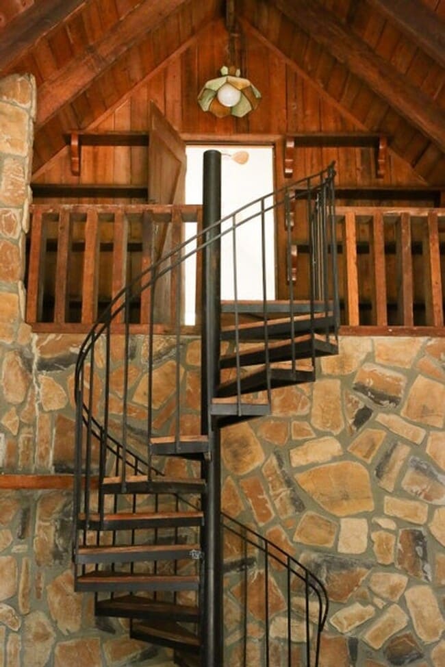 Building Photo - Available 6/15. Stunning, Fully-Rennovated...