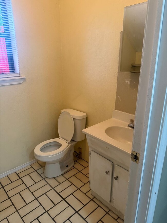 Building Photo - 1128 N Eagle Ln