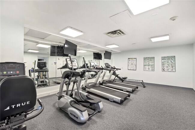 Building Photo - 12500 Edgewater Dr
