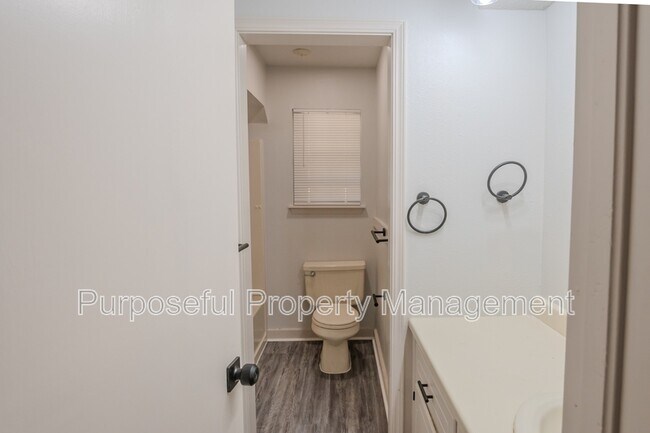 Building Photo - 2412 Laneway Dr