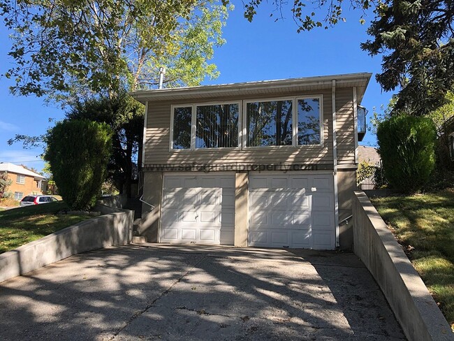 Building Photo - Great 3 Bedroom Duplex