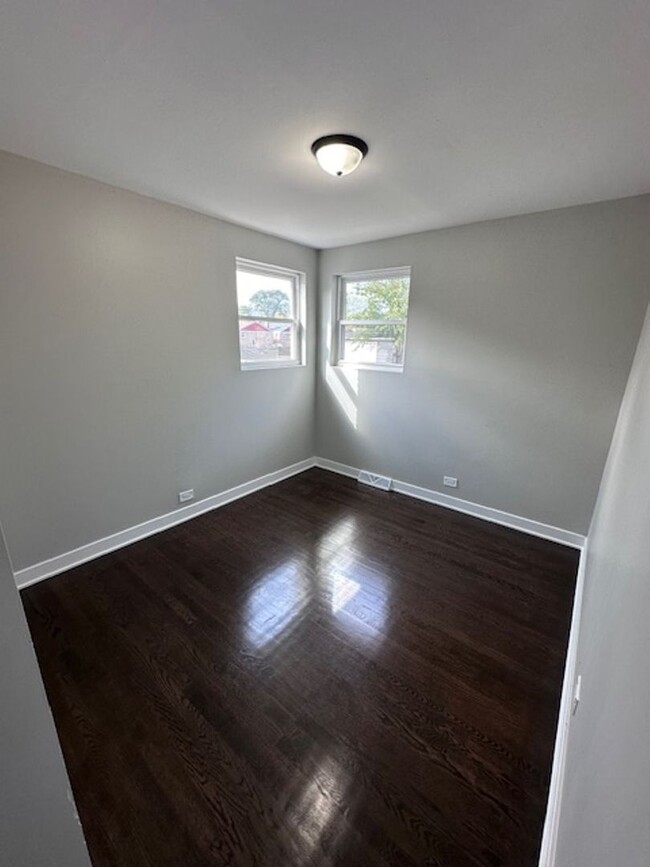 Building Photo - Garfield Ridge 3 bedroom apartment with a ...