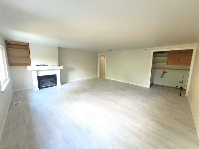 Building Photo - Spacious Four Bedroom Home with Bonus Room...