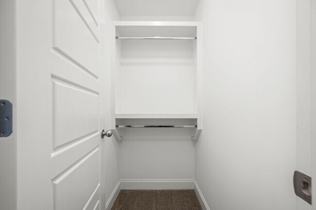 Building Photo - 555 Gresham Ln