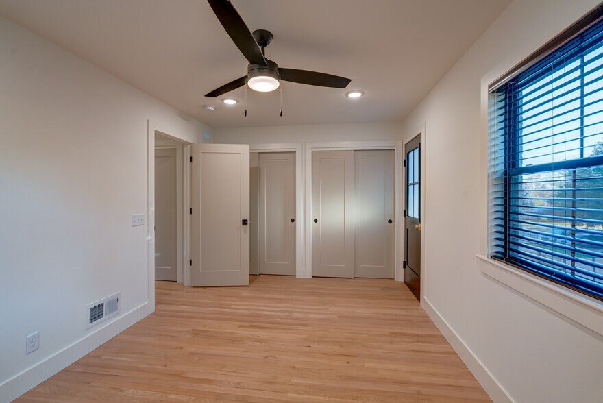 Building Photo - 405 Presidential Ln