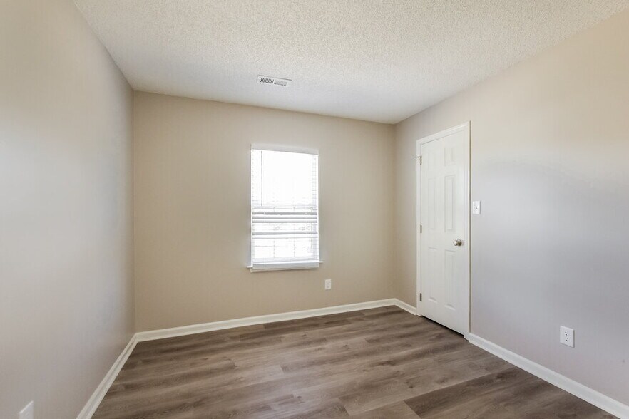 Building Photo - 3900 Golden Rod Ct