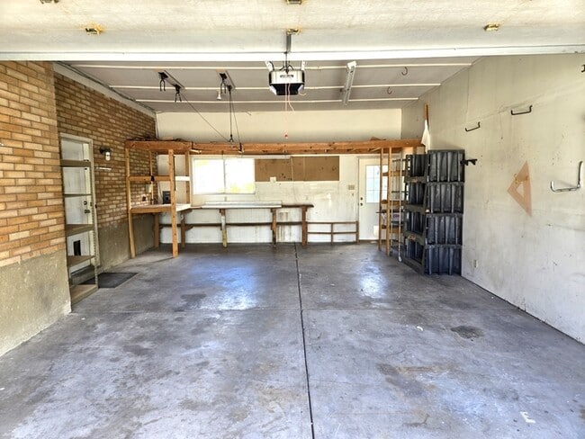 Building Photo - 5 Bedroom Home-Taylorsville