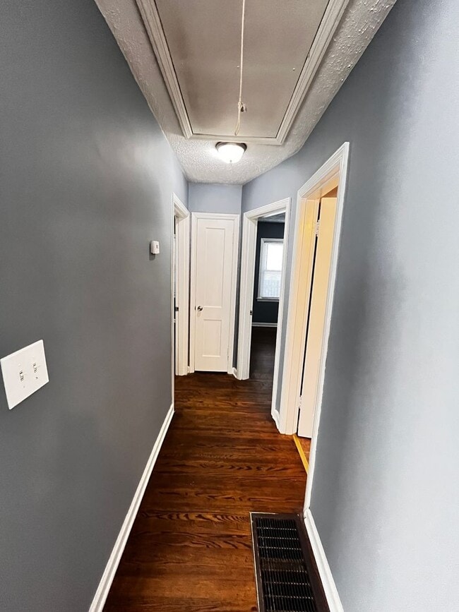 Building Photo - 2 Bedroom Home Dixie High Way