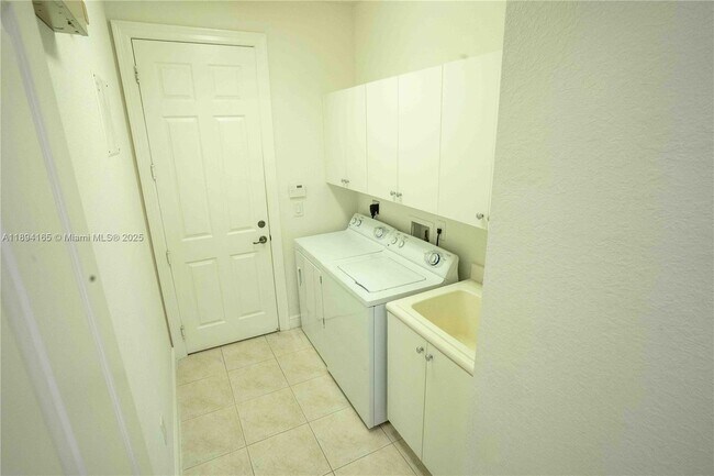 Building Photo - 4537 SW 183rd Ave