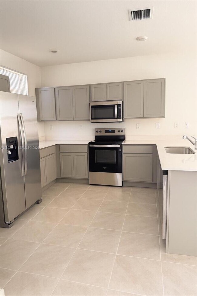 Building Photo - 1509 NE 3rd Ave