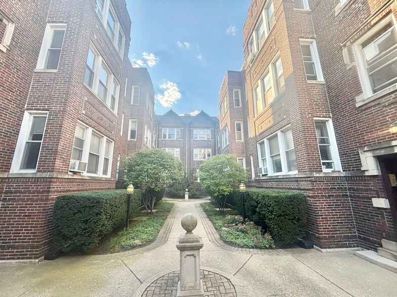 Primary Photo - 4866 N Ashland Ave