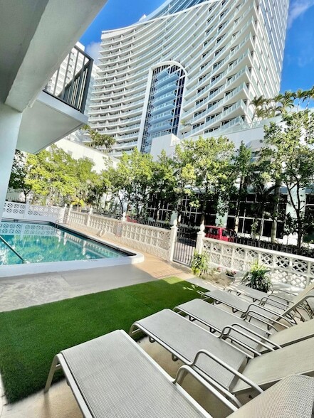 Building Photo - 3000 Riomar St