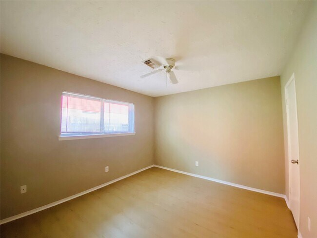Building Photo - 3123 Sam Houston Dr