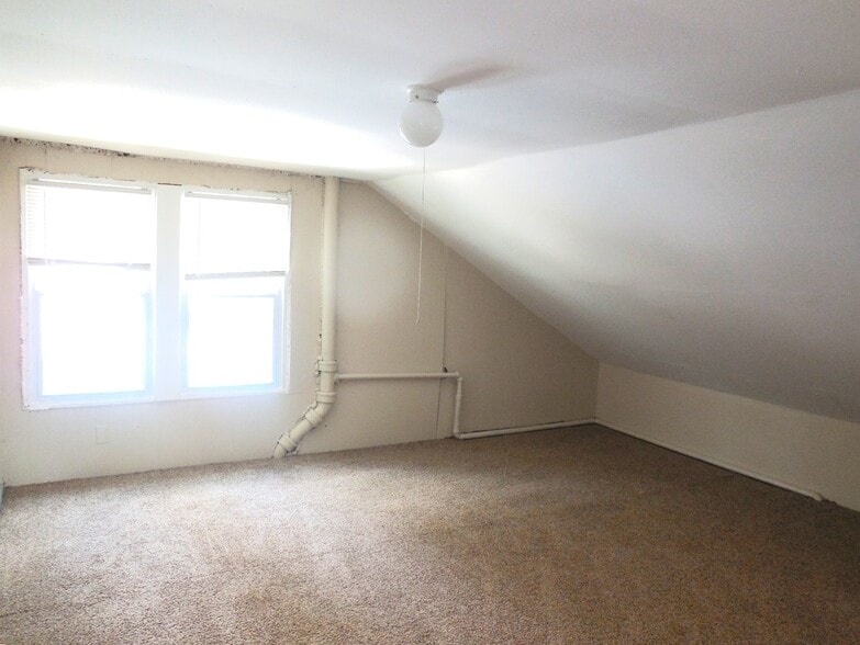 Building Photo - 413 E Schwarz St