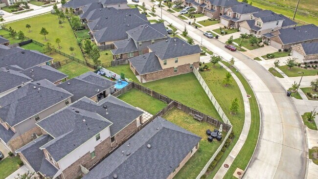 Building Photo - Welcome to this beautifully maintained 2-s...