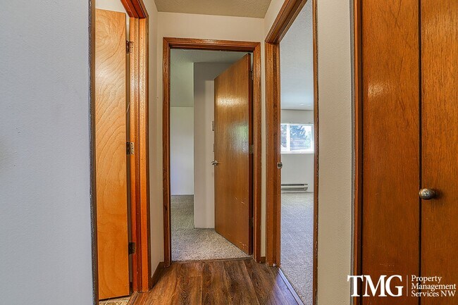 Building Photo - 2 Bedroom Duplex W/ attached garage in Was...