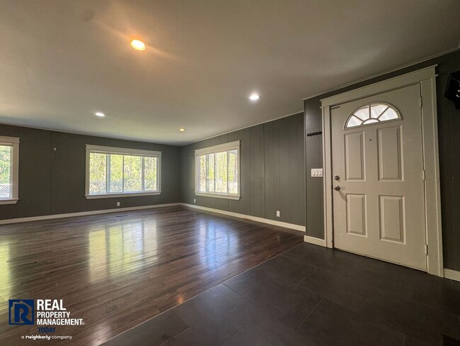 Building Photo - 2 Bed / 2 Bath Home with 4-Car Garage, Large Yard & RV Parking in Graham!