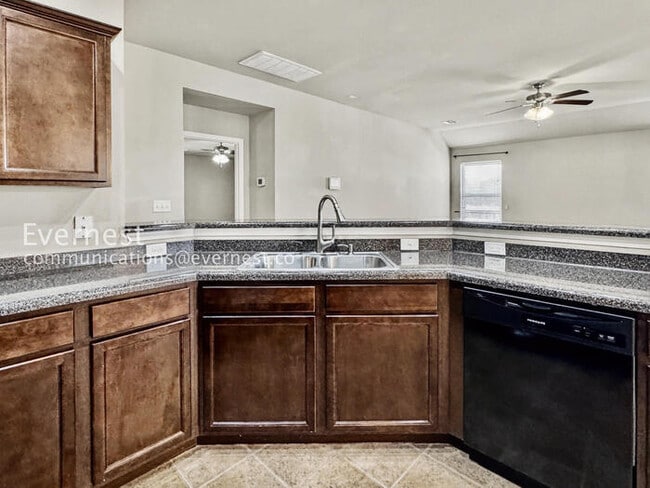 Building Photo - 3 Bed/2 Bath Home with Fenced Yard & Garage / Pet-Friendly / Available Soon!