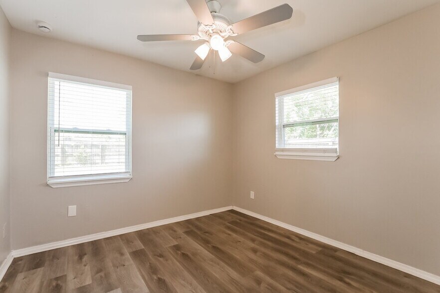Building Photo - 218 Woodmere Blvd
