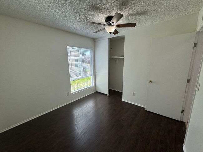 Building Photo - Recently renovated 3 bedroom, 2 bath unit ...