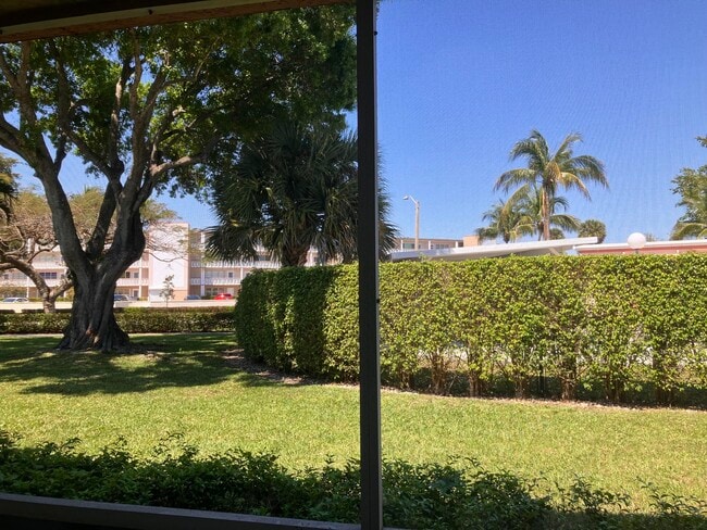 Building Photo - 17 Golfs Edge