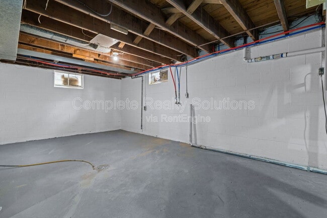 Building Photo - 375 Adrian Dr