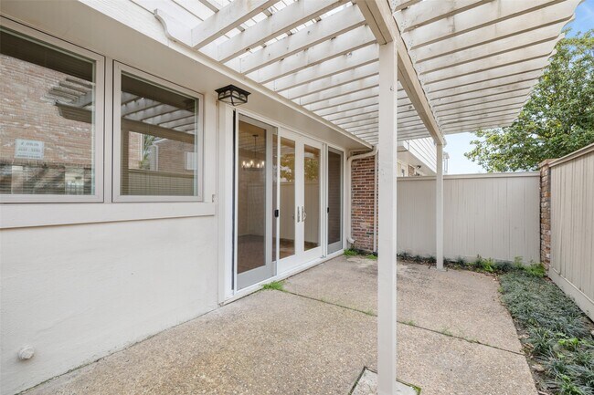 Building Photo - 5850 Valley Forge Dr