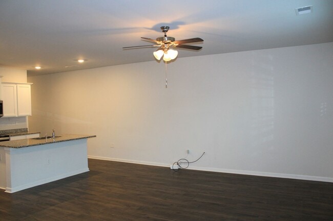 Building Photo - 3 Bedroom 2 .5 Bath Townhome Hephzibah!