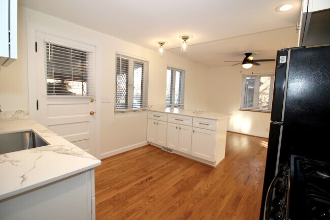 Building Photo - 3921 Oak St