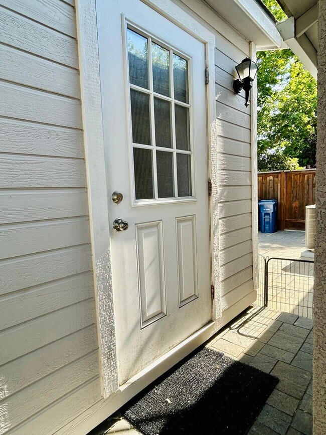 Building Photo - Beautifully updated 3 Bed / 2 Bath / 1,584...