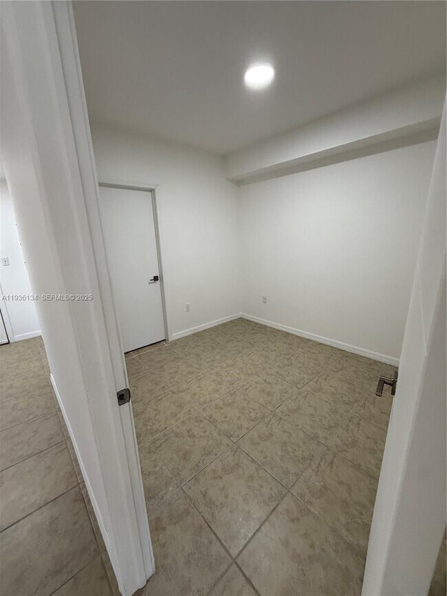 Building Photo - 119 SW 6th Ave