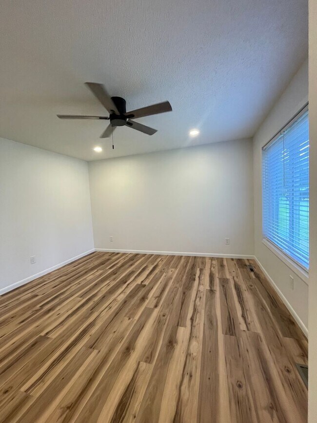 Building Photo - Great Location 3 bedroom 1 bath 1car garage
