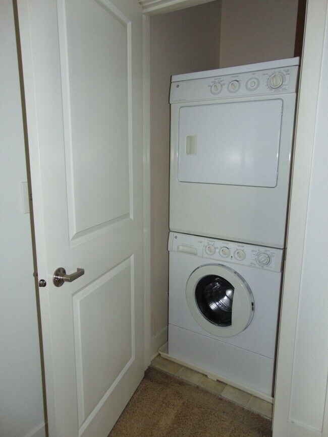 Building Photo - Elegant 2 Bedroom/1 Bath Town Home in Perf...